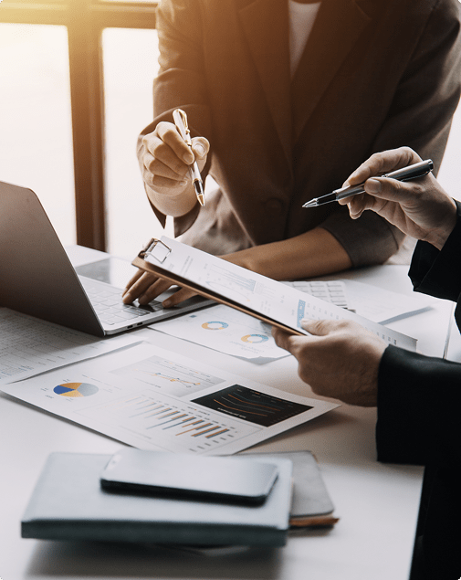 personas analizando documentos